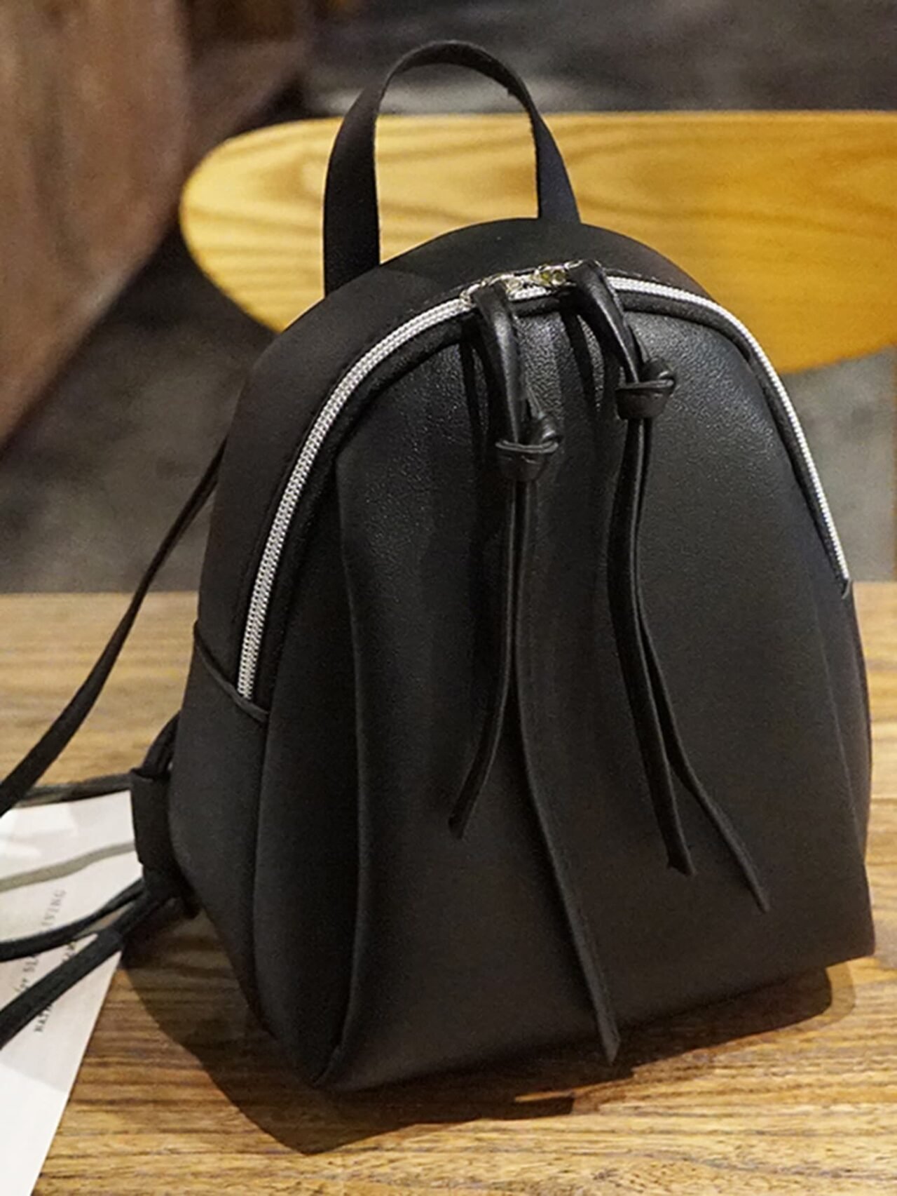 Rucsac negru curbat